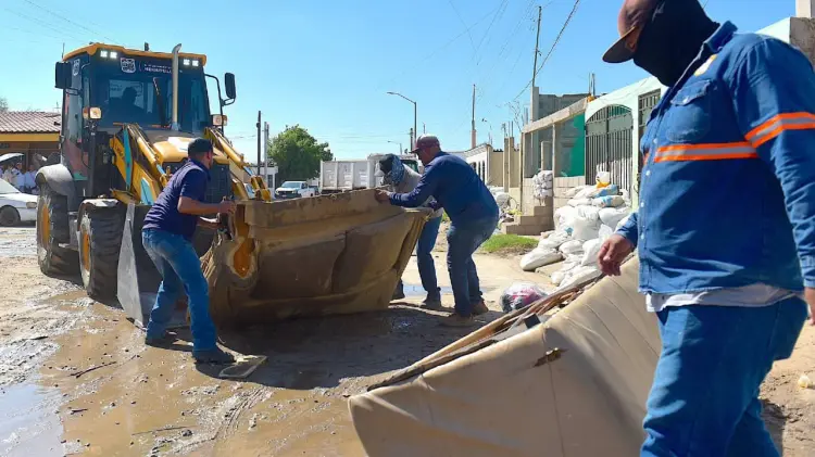 Personal de Servicios Públicos en La Caridad. (Foto: Cortesía / EXPRESO)