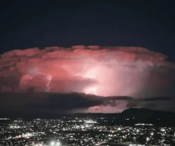 Avistan nube iluminada por relámpagos en Ciudad Obregón