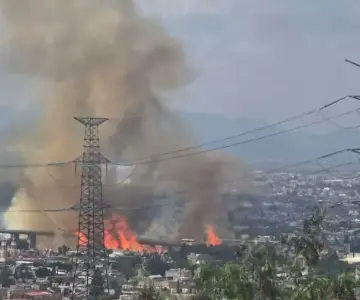 Incendio de pipa en Iztapalapa moviliza a bomberos y cuerpos de emergencia