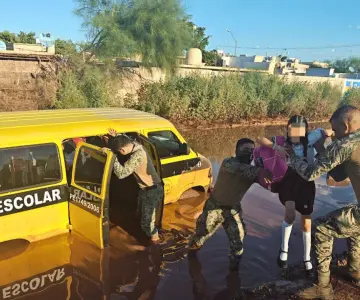 Rescatan a 10 niños de un camión escolar varado por inundación en Cajeme