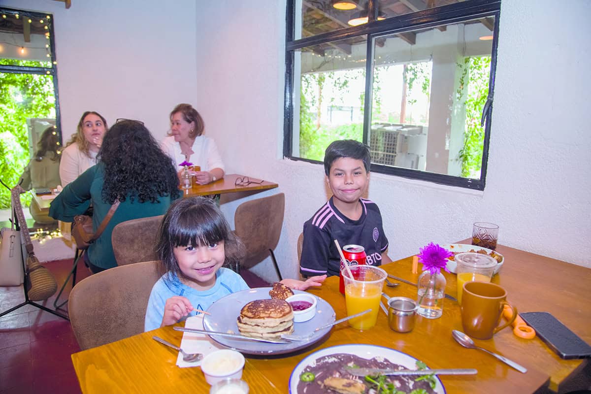 Viven la plenitud de la convivencia en Onza Restaurante