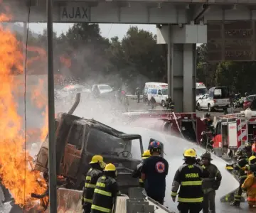 Dan minuto de silencio por tragedia en el Puente de la Concordia