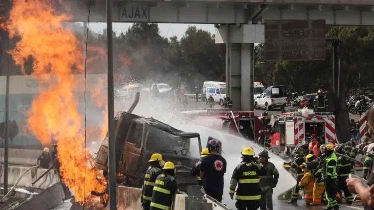 Pipa se incendia en puente de la Concordia. (Foto: Agencia Reforma / EXPRESO)