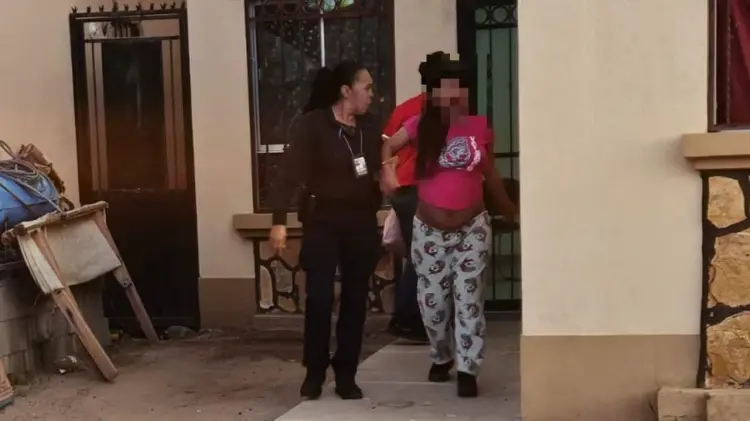 Elemento de la Policía de Hermosillo atiende a joven. (Foto: Especial / EXPRESO)