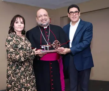 Entrega alcalde de Nogales llaves a nuevo obispo