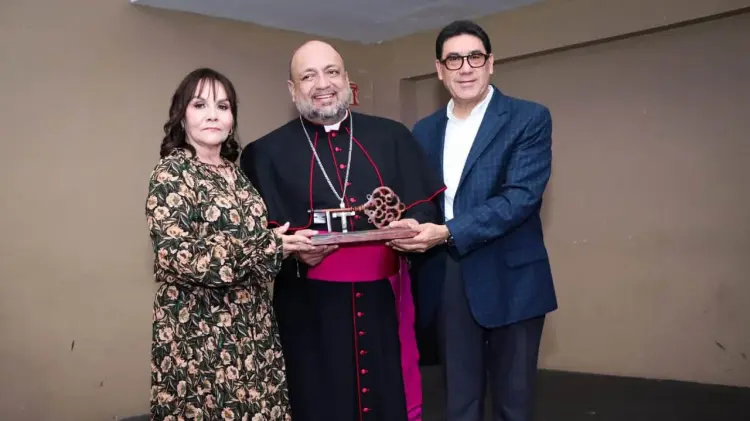 Entregan llaves de la ciudad al Monseñor Cerra Luna. (Foto: Karyna Viera / EXPRESO)