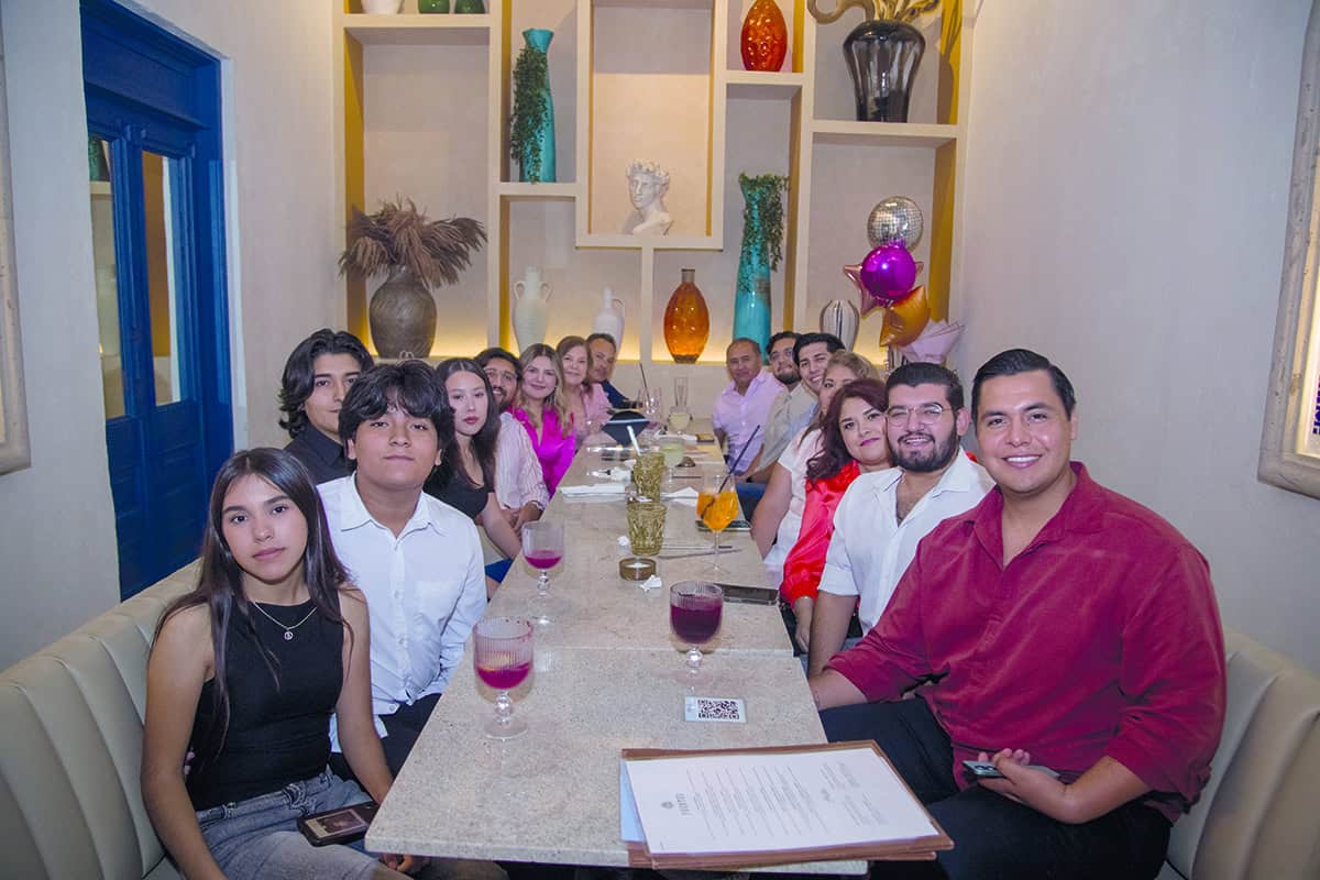 Se sorprenden ante los cumpleaños en Marqueza Kitchen & Drinks