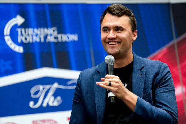 Crimen de Charlie Kirk revela polarización y discurso de odio en EU.