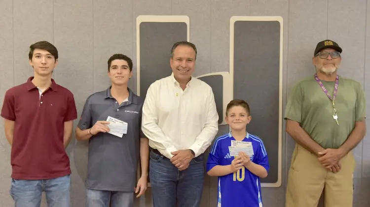 Alcalde Astiazarán junto a jóvenes deportistas. (Foto: Cortesía / EXPRESO)