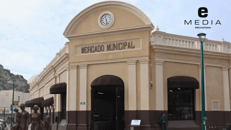 Los locatarios del Mercado Municipal comienzan a regresar a sus locales. (Foto: José Díaz/EXPRESO)