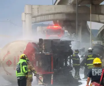 Suman 13 fallecidos por explosión de pipa en Iztapalapa