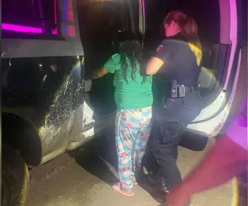 Policías ayudan a trasladar a mujer en labor de parto en Miguel Alemán