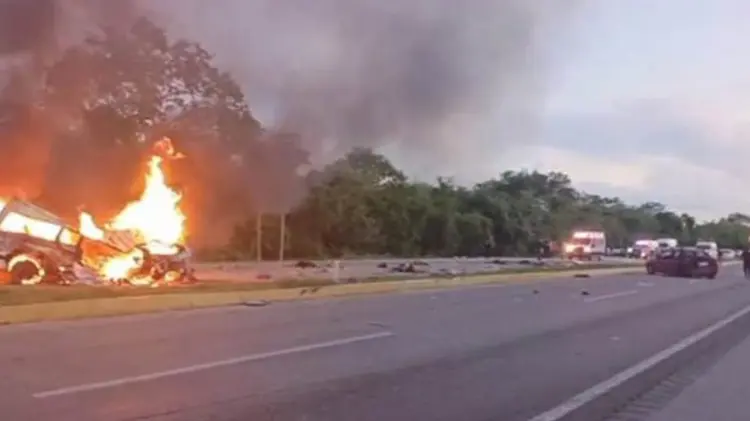 Una persona quedó calcinada a bordo de un taxi. (Foto: Agencia Reforma / EXPRESO)