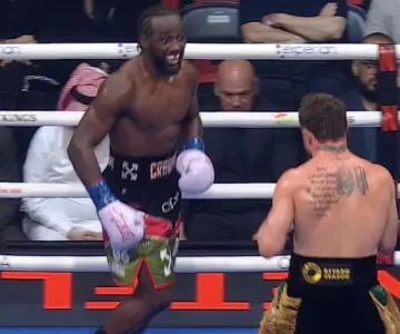 Sorprende Terence Crawford a Canelo y le arrebata los títulos