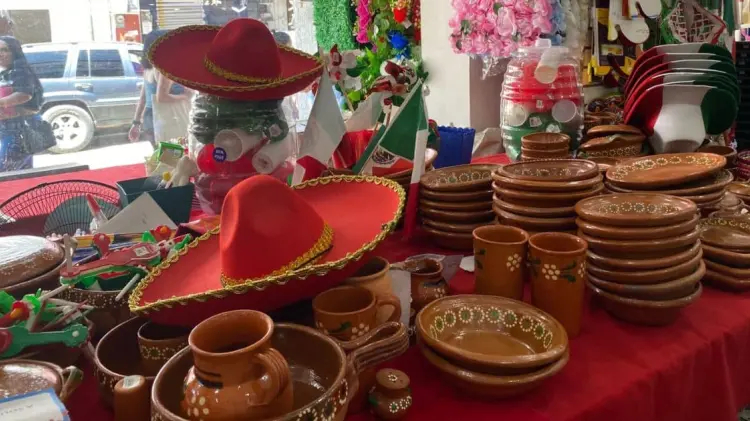 Los comerciantes suelen vender artículos alusivos a México. (Foto: Especial/EXPRESO)