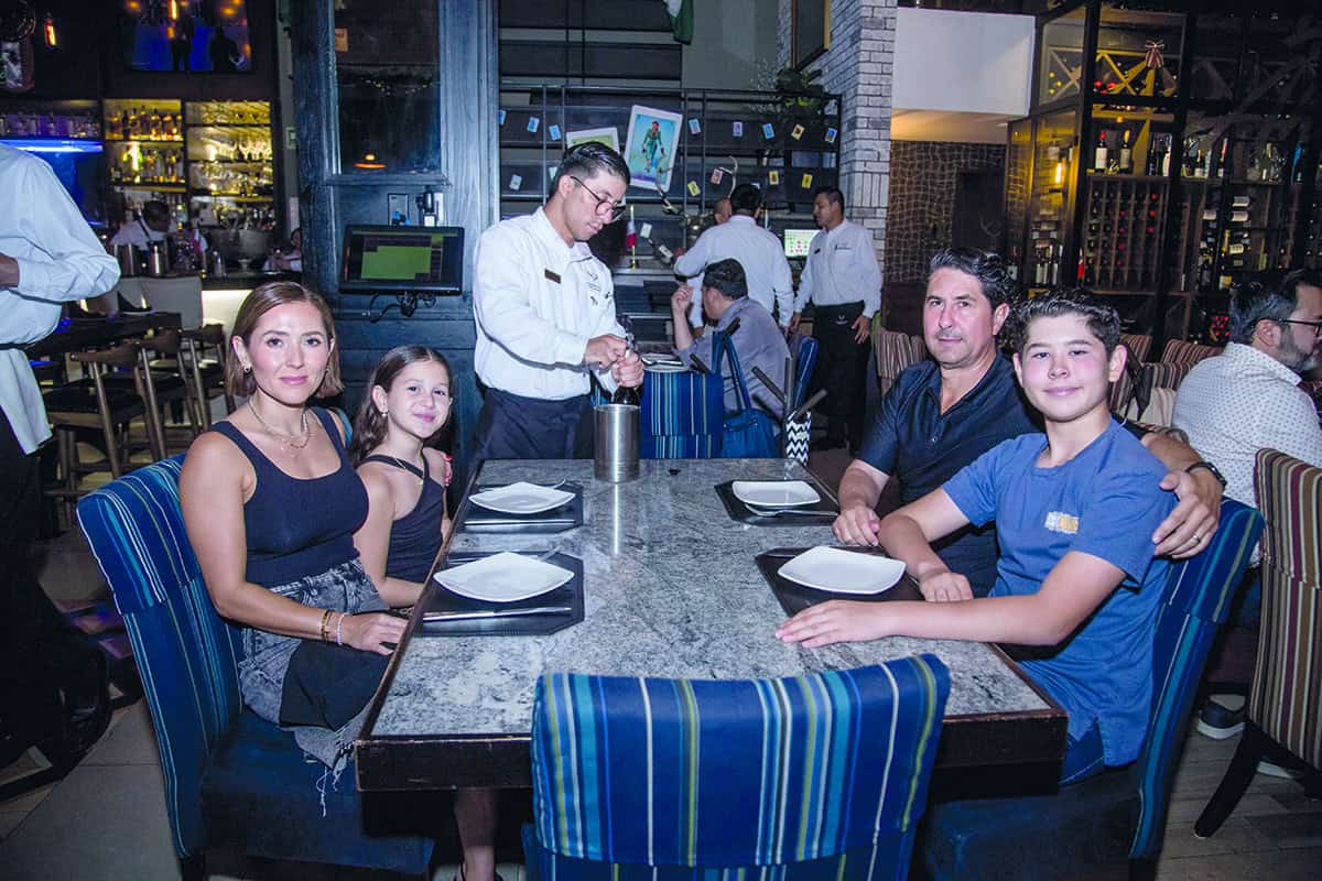 Disfrutan la unión familiar en Mochomos Fusión Sonorense
