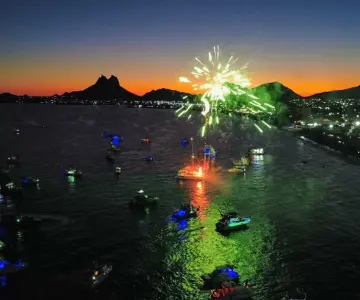Embarcaciones iluminan San Carlos en festejo por el 15 de septiembre