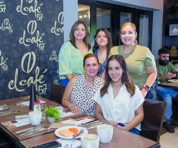 Comparten alegría y sonrisas en El Café 57