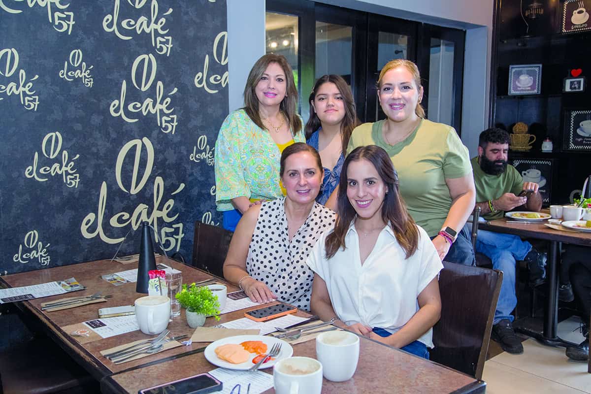 Comparten alegría y sonrisas en El Café 57