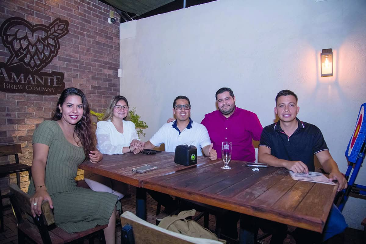 Cenan con la luz de la luna en AMANTE BREW COMPANY