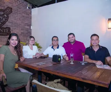 Cenan con la luz de la luna en AMANTE BREW COMPANY