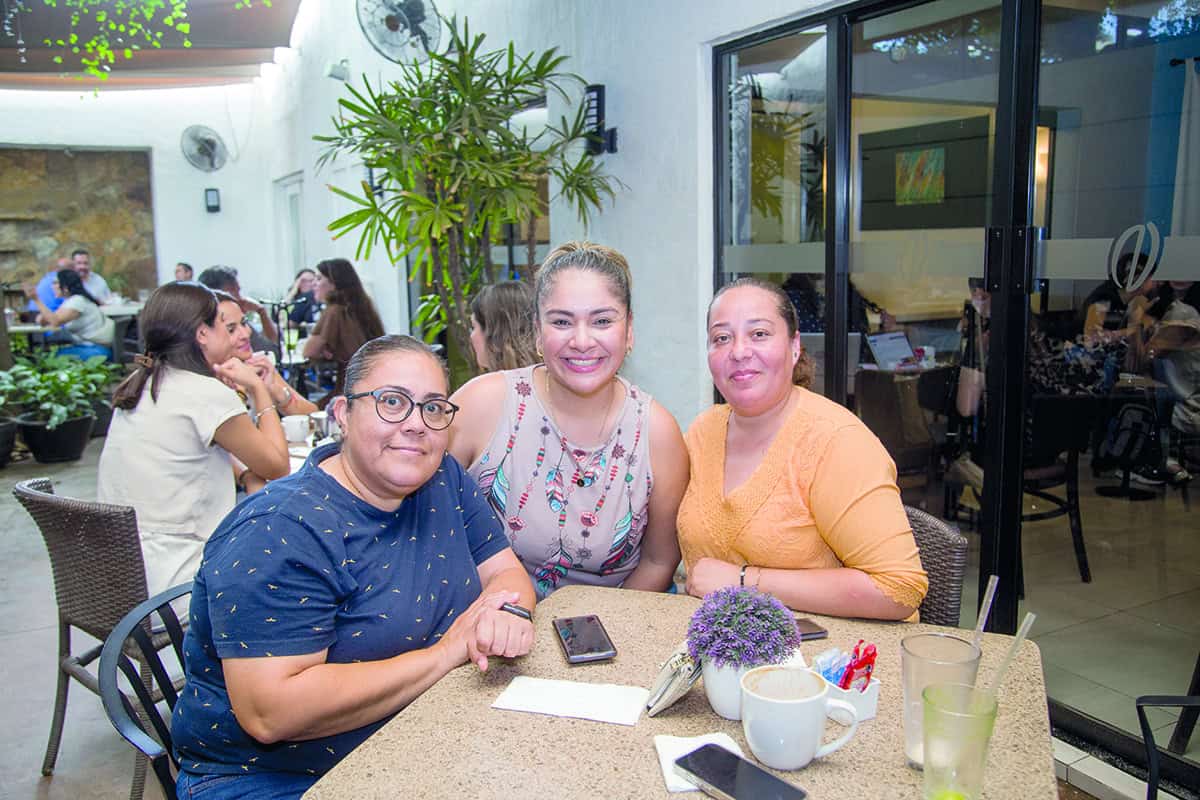 Comparten alegría y sonrisas en El Café 57