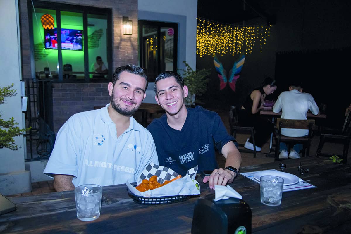 Cenan con la luz de la luna en AMANTE BREW COMPANY