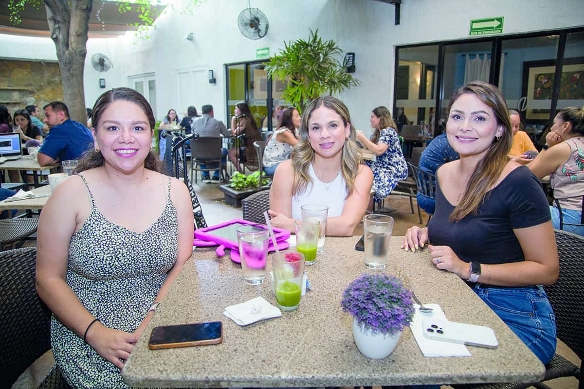 Comparten alegría y sonrisas en El Café 57