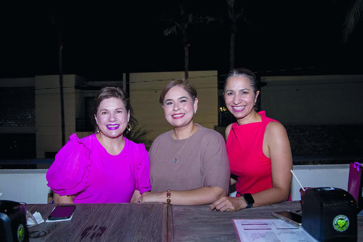 Cenan con la luz de la luna en AMANTE BREW COMPANY