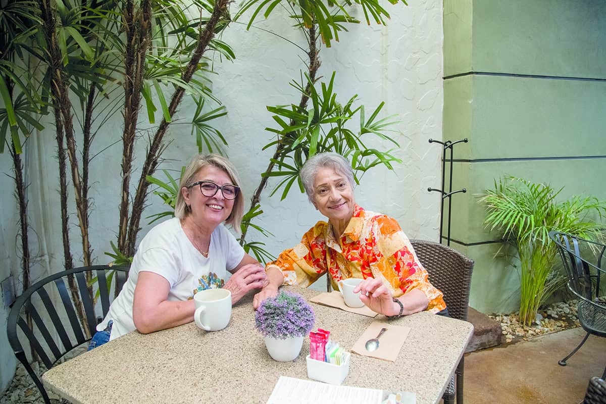 Comparten alegría y sonrisas en El Café 57