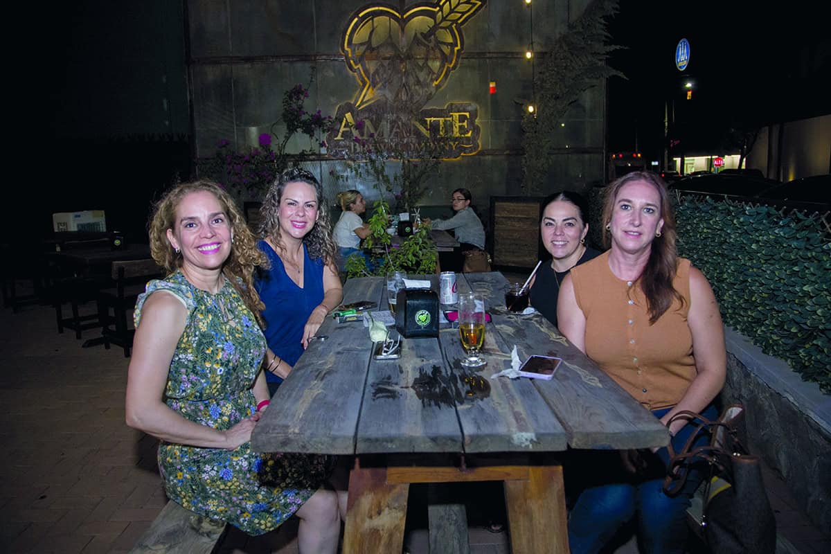 Cenan con la luz de la luna en AMANTE BREW COMPANY