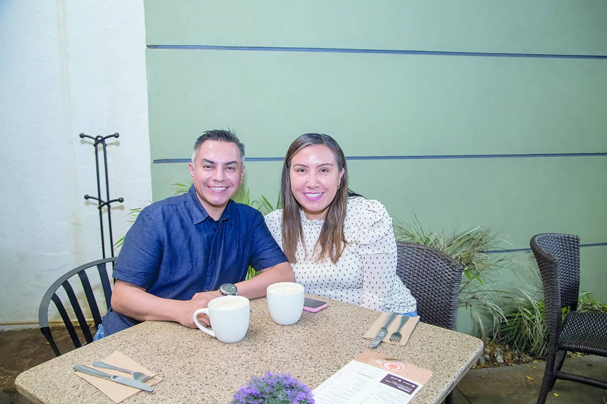 Comparten alegría y sonrisas en El Café 57