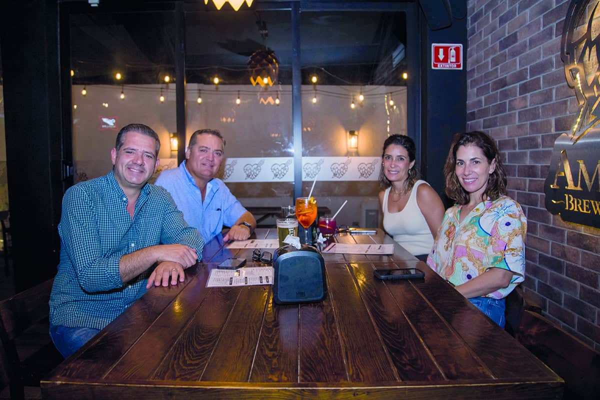 Cenan con la luz de la luna en AMANTE BREW COMPANY