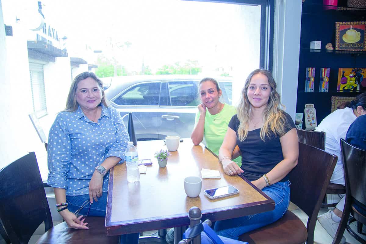 Comparten alegría y sonrisas en El Café 57