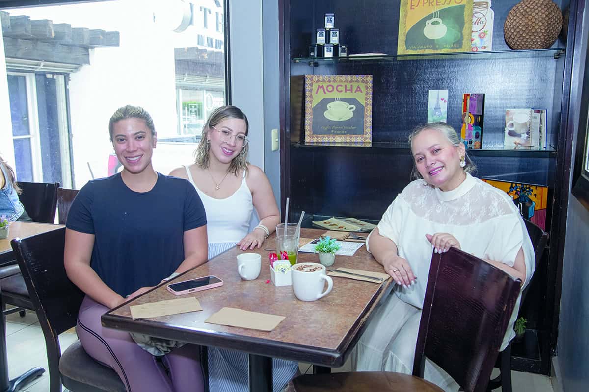 Comparten alegría y sonrisas en El Café 57