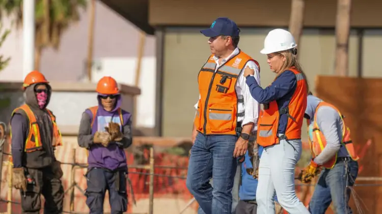 Alcalde en obra de paso a desnivel. (Foto: Cortesía / EXPRESO)