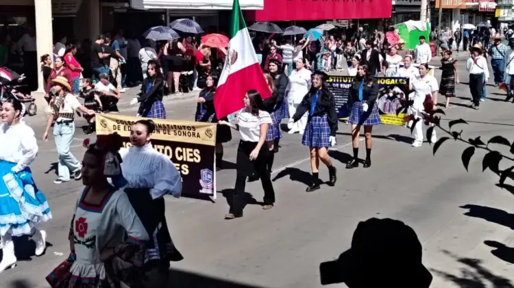 Desfile cívico-militar en Nogales reunió a 23 contingentes. (Foto: Especial / EXPRESO)