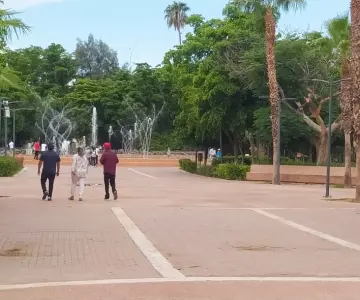 Familias disfrutan ambiente festivo en Parque Madero tras desfile del 16-S