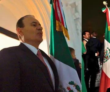 Alfonso Durazo encabeza el Grito de Independencia bajo la lluvia