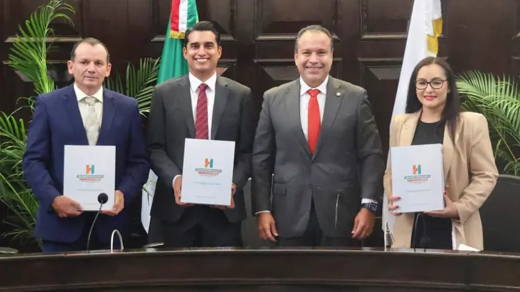 Antonio Astiazarán con representantes de los tres poderes. (Foto: Jesús Ballesteros / EXPRESO)