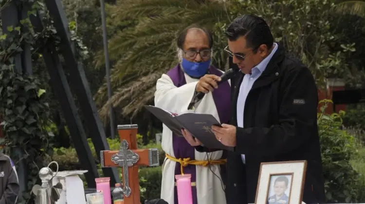 Familiares realizan misa por víctimas del Colegio Rébsamen a 8 años del sismo.