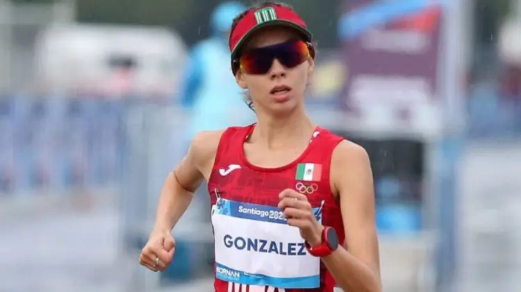 Alegna González celebra su medalla de plata en los 20 km de Marcha en Tokio 2023. (ESPECIAL/EXPRESO)