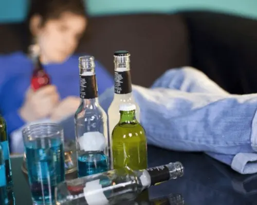 Adolescentes que beben alcohol con permiso parental consumen más de adultos