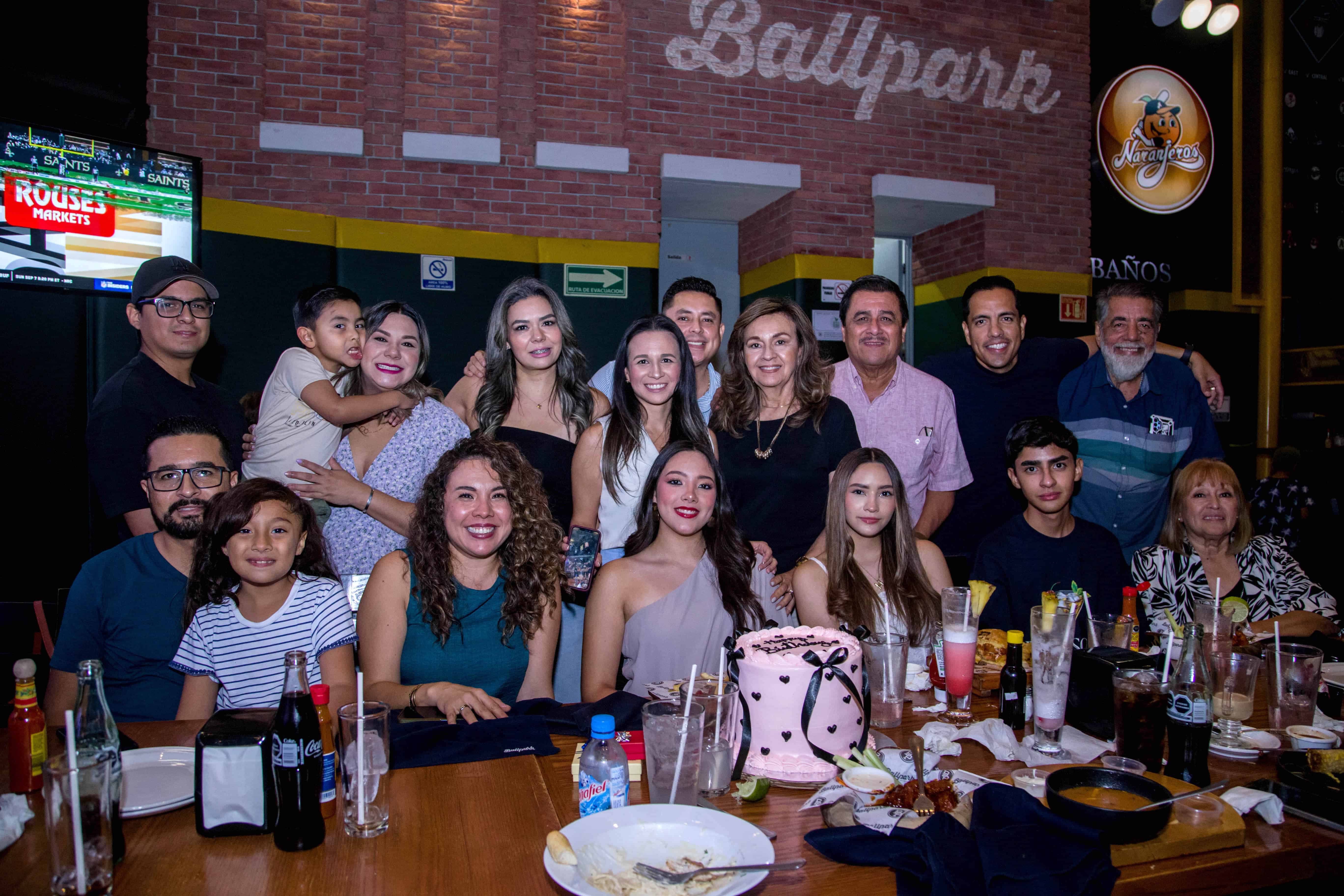 Disfrutan de su compañía en Ballpark Hermosillo