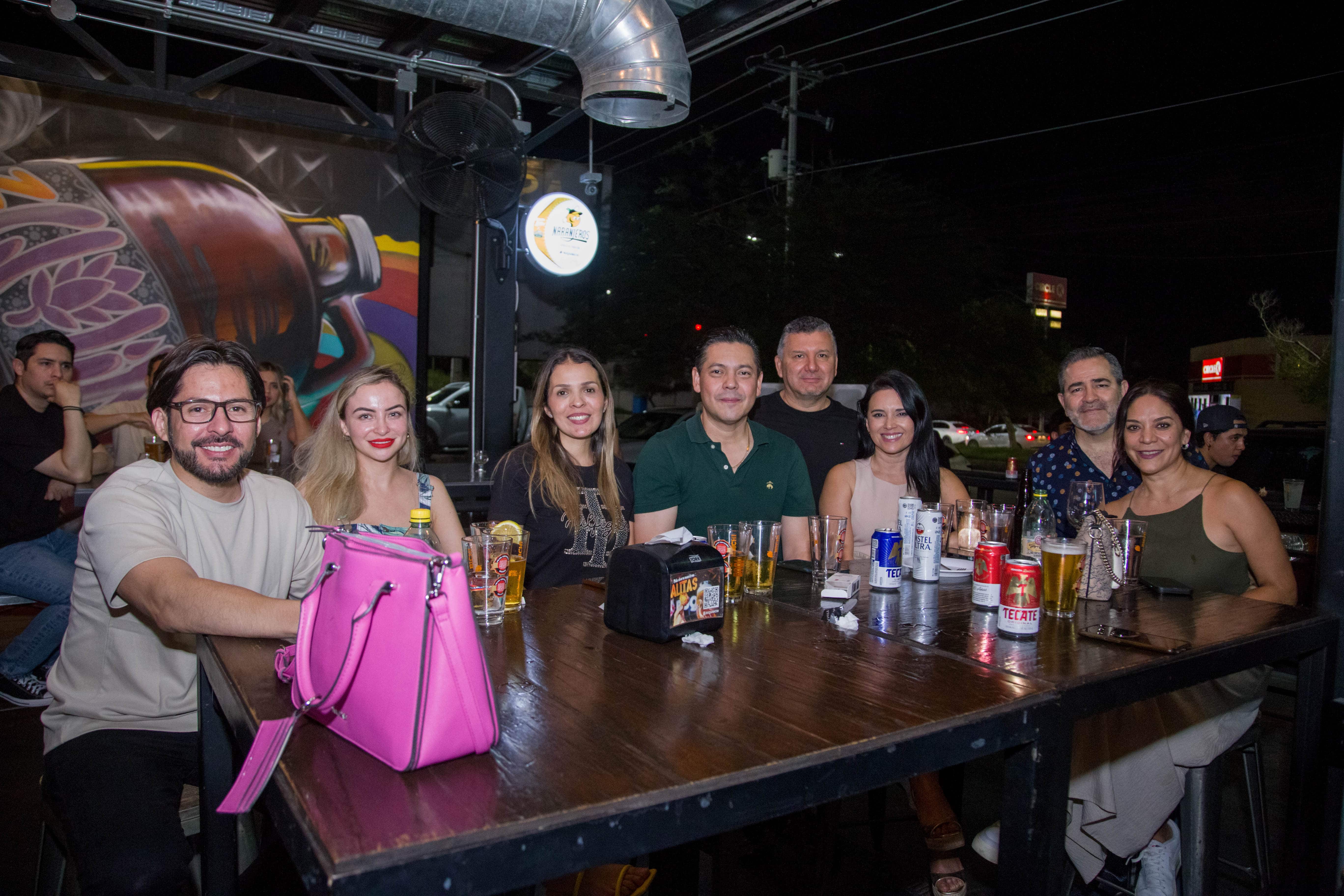 Brillan junto a su bebida favorita de Buqui Bichi Brewing