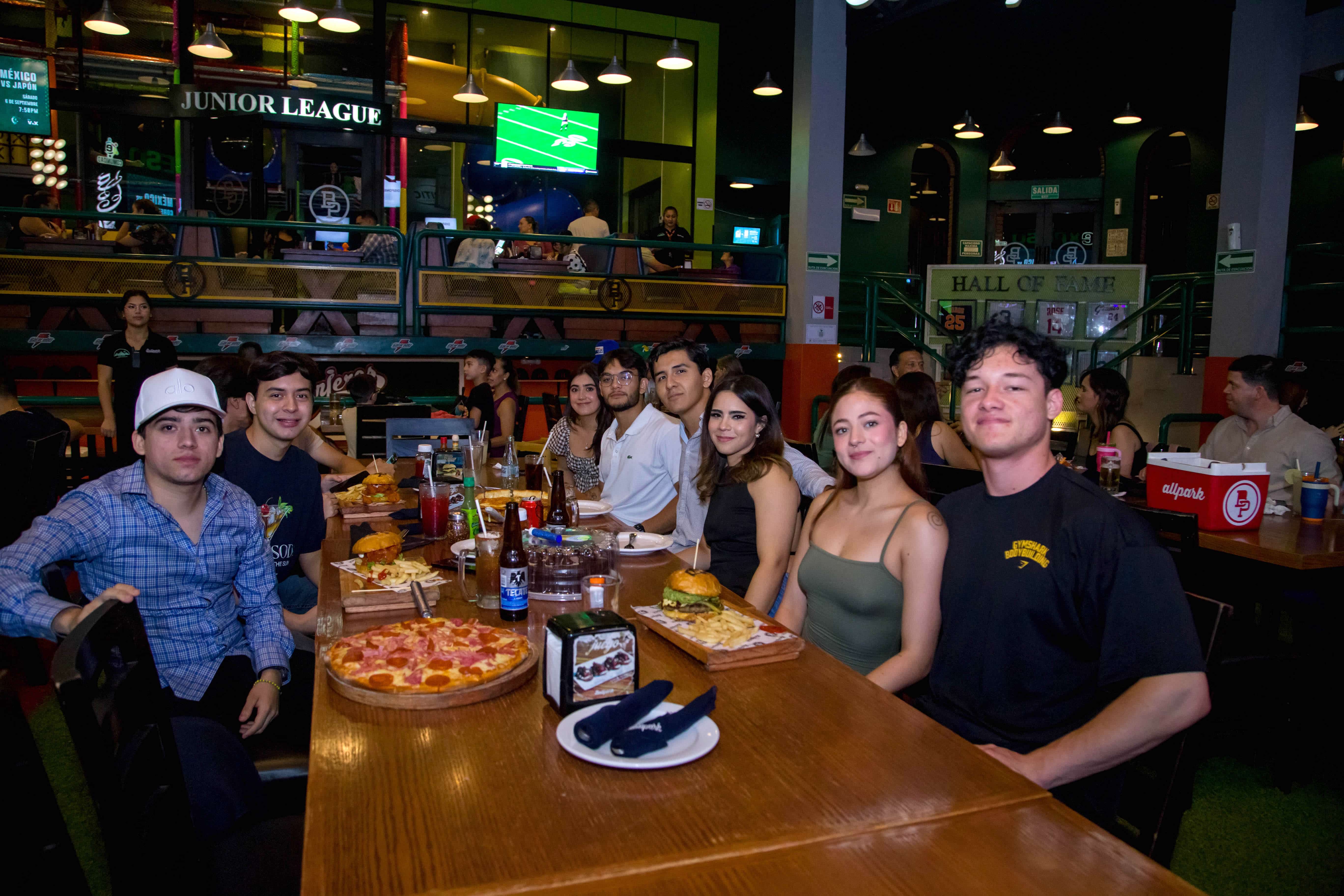 Disfrutan de su compañía en Ballpark Hermosillo