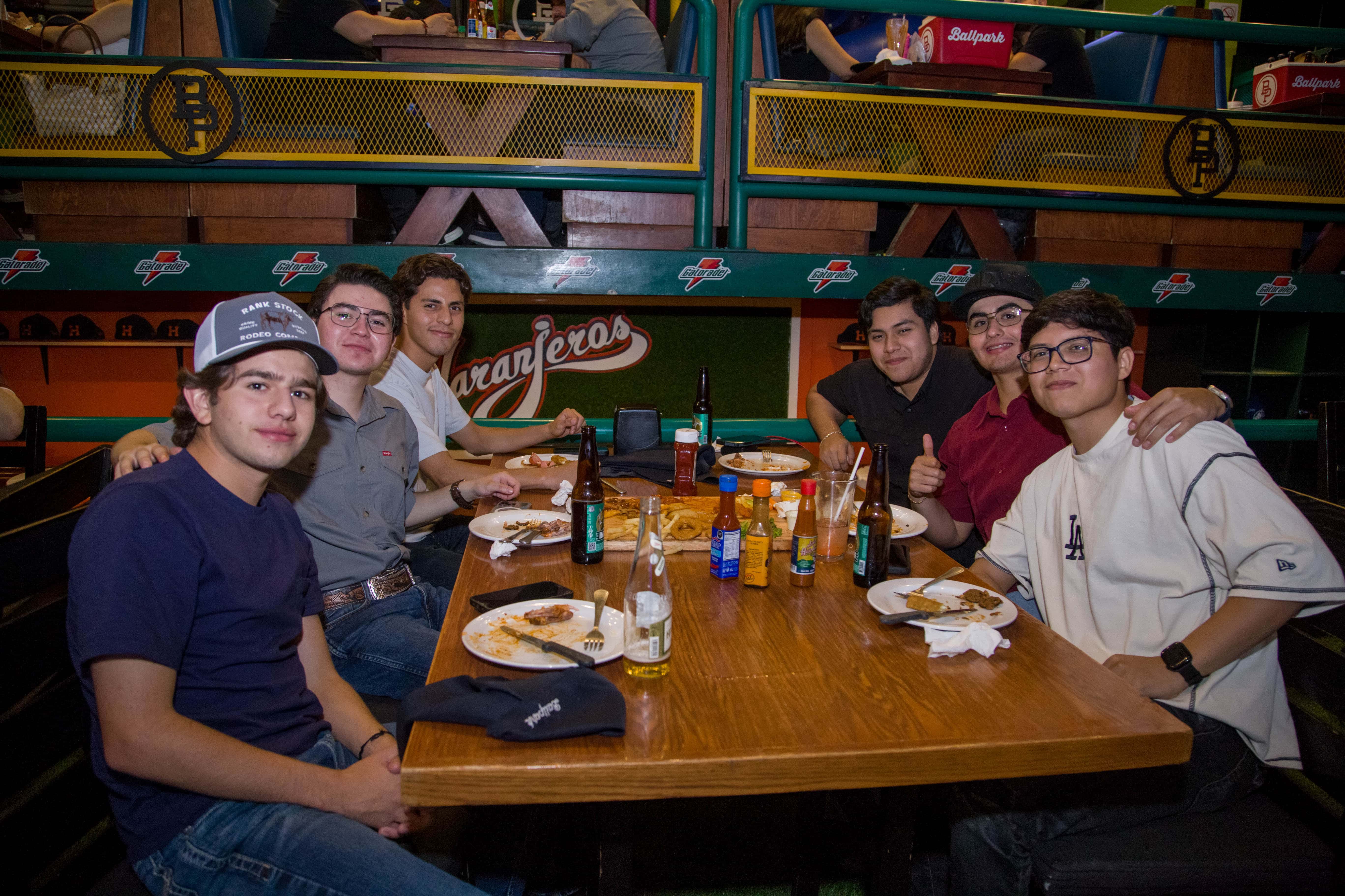 Disfrutan de su compañía en Ballpark Hermosillo