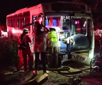 Accidente de camión en carretera Hermosillo-Bahía de Kino deja varios heridos