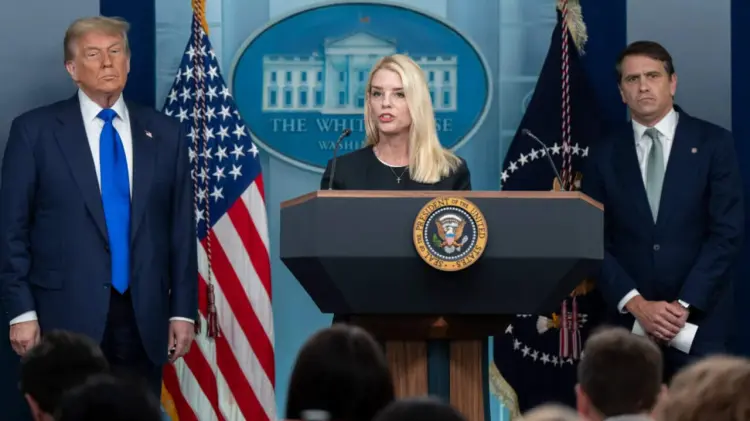 Presidente Trump junto a fiscales Bondi y Blanche. (Foto: Especial / EXPRESO)