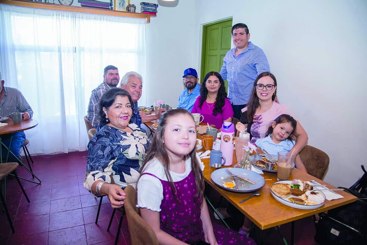 En Onza Restaurante sonríen en una amena mañana de convivencia.